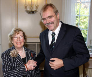 Felicia-Amalia Langer (links) und Staatssekretr Hubert Wicker (rechts)