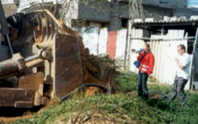 Rachel Corrie stellt den Bulldozerfahrer zur Rede (Foto: ISM)